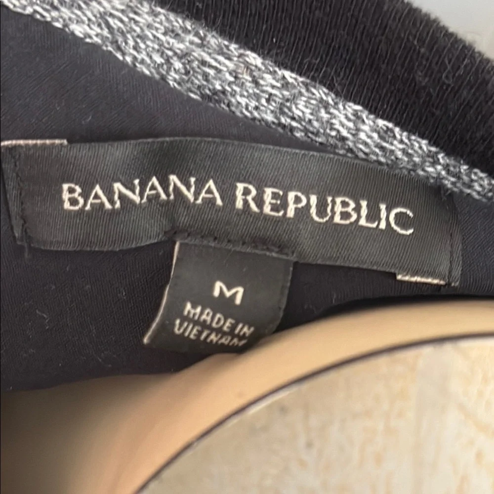 E Banana Republic Men’s Medium Black Crewneck Sweater